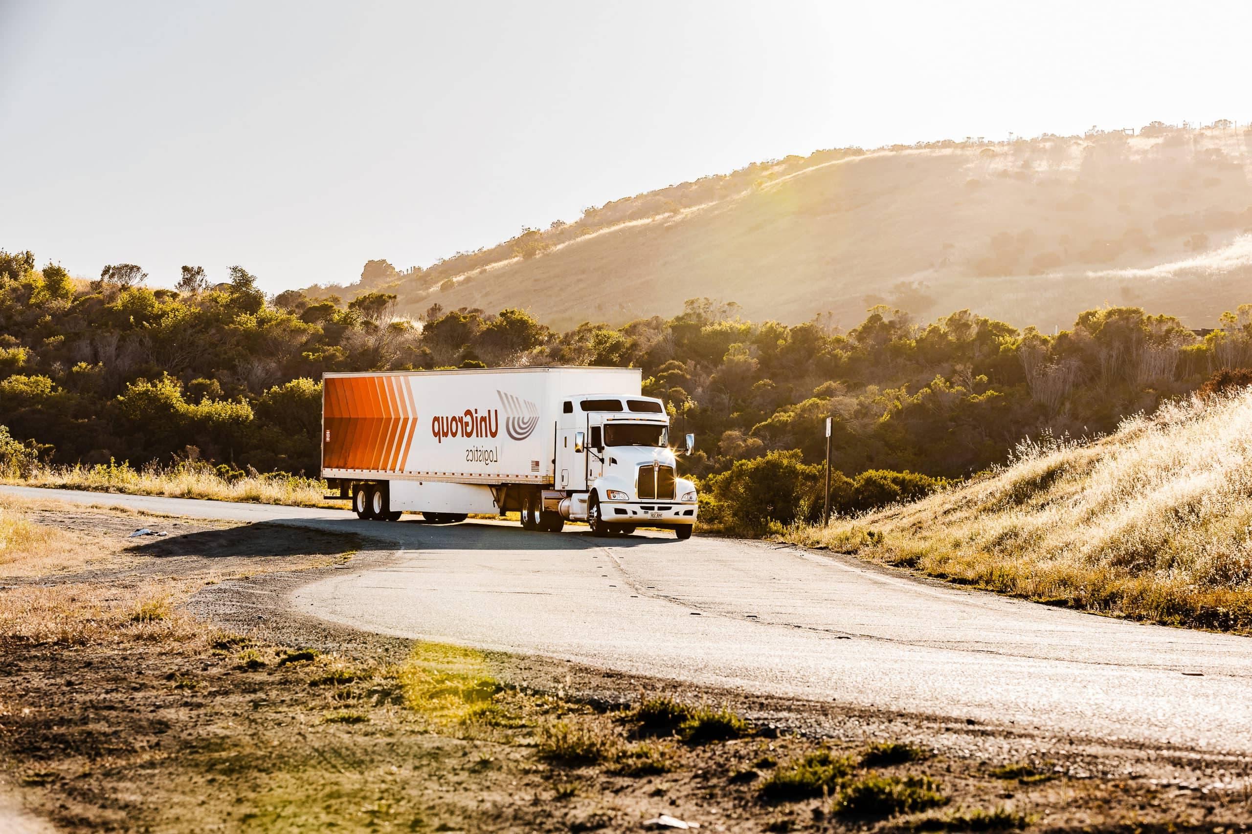 十大赌博靠谱信誉平台 Logistics Truck on the Road